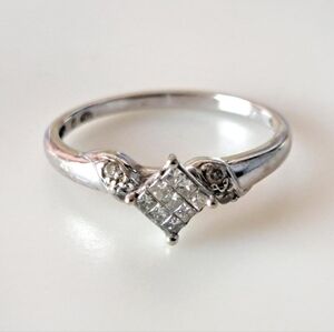 Elegant White Gold Diamond Ring